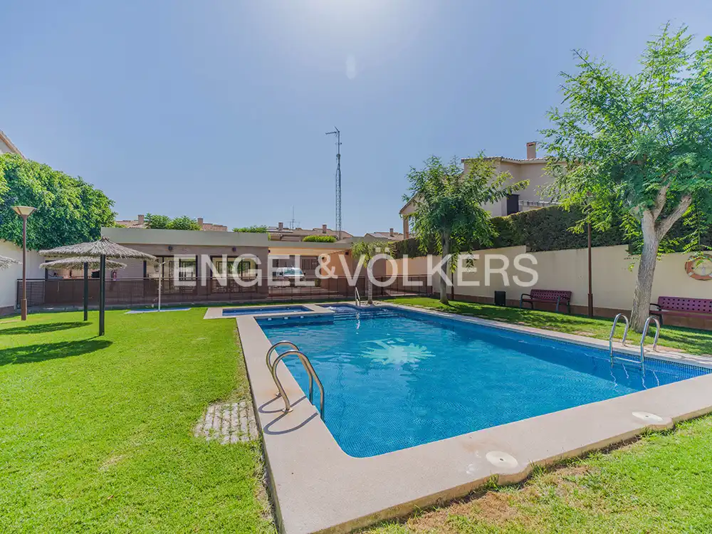 Piscina de Casa adosada en venta en Mutxamel con Aire acondicionado, Calefacción y Jardín privado