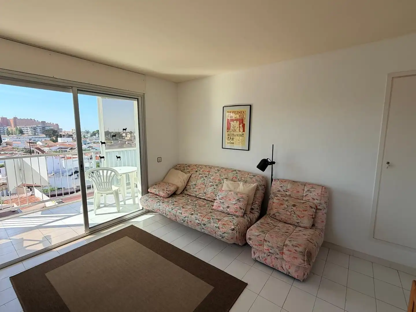Sala d'estar de Estudi en venda en Roses amb Calefacció, Terrassa i Moblat