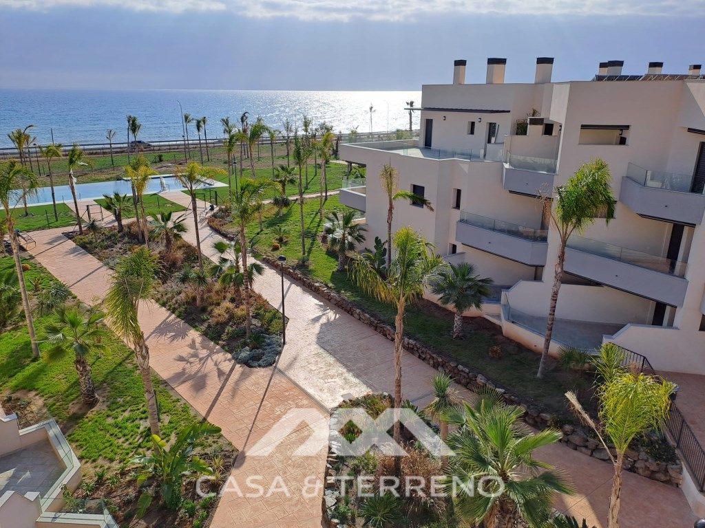 Vista exterior de Apartament en venda en Vélez-Málaga amb Aire condicionat, Jardí privat i Piscina