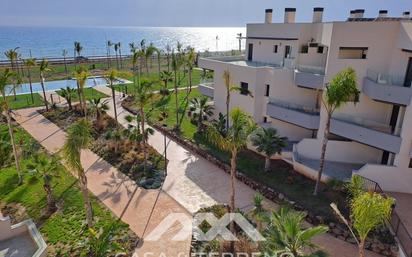 Vista exterior de Apartament en venda en Vélez-Málaga amb Aire condicionat, Jardí privat i Piscina