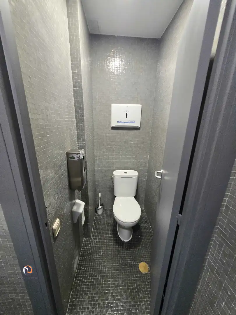 Badezimmer von Geschaftsraum zum Verkauf in Madrid mit Klimaanlage und Internet