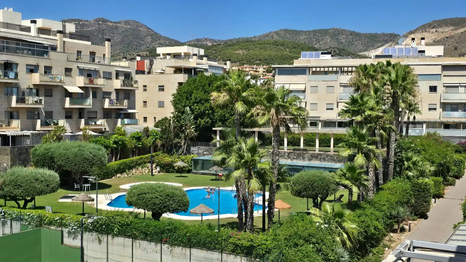 Vista exterior de Àtic en venda en Torremolinos amb Aire condicionat, Terrassa i Piscina