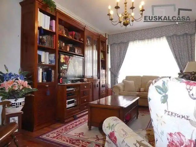 Sala d'estar de Pis en venda en Bilbao  amb Calefacció, Terrassa i Traster
