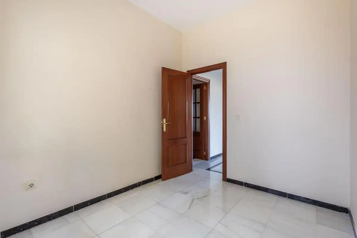Flat for rent in Granada  with Air Conditioner and Heating