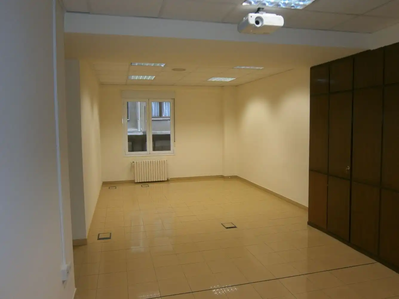 Oficina de alquiler en  Pamplona / Iruña con Aire acondicionado y Amueblado