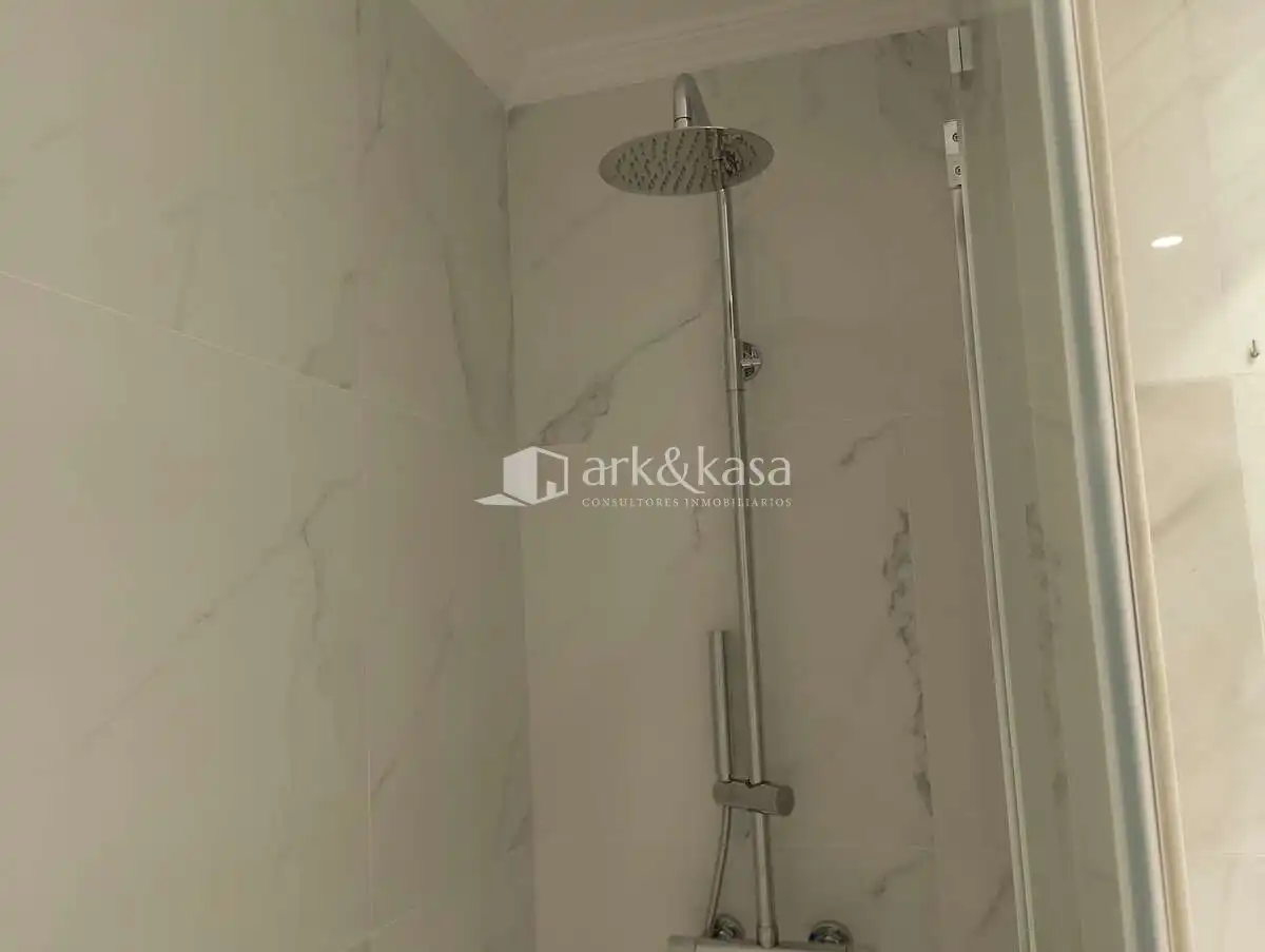 Badezimmer von Wohnung zur Miete in Valencia mit Klimaanlage, Heizung und Möbliert