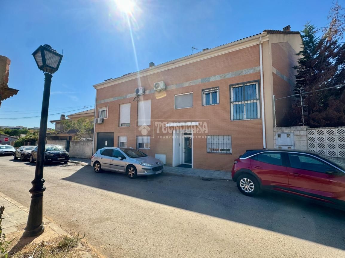 Vista exterior de Pis en venda en Villanueva de la Torre amb Aire condicionat i Calefacció
