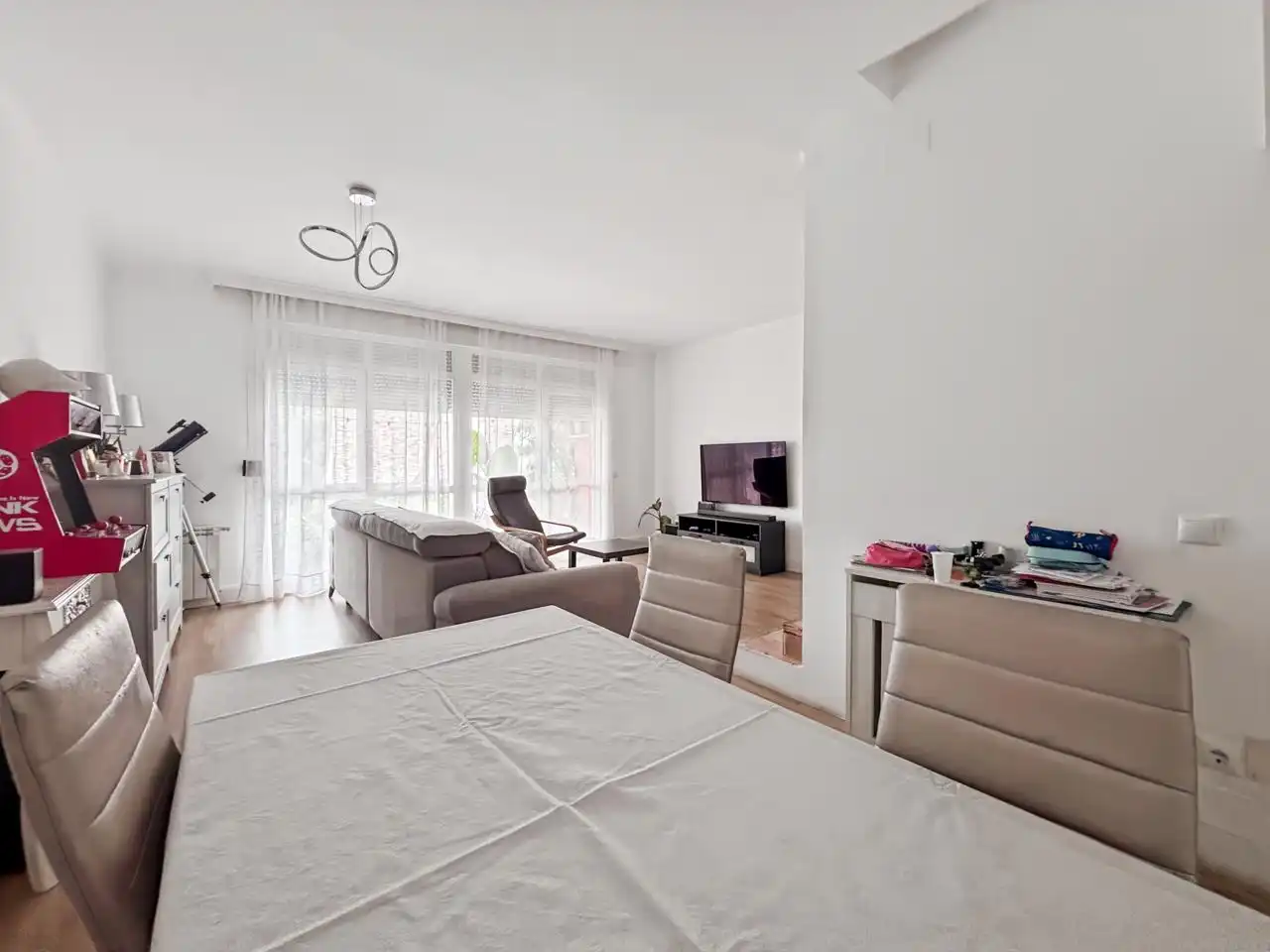 Sala d'estar de Casa o xalet en venda en Collado Mediano amb Aire condicionat, Terrassa i Piscina comunitària