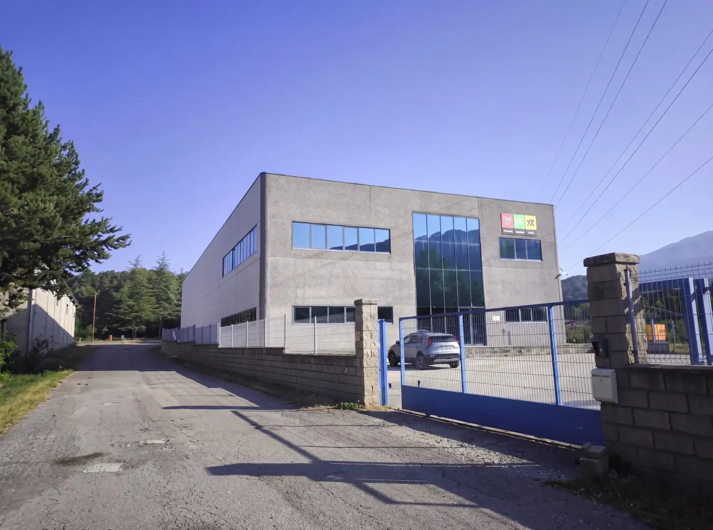 Vista exterior de Nau industrial en venda en Castiello de Jaca, Huesca