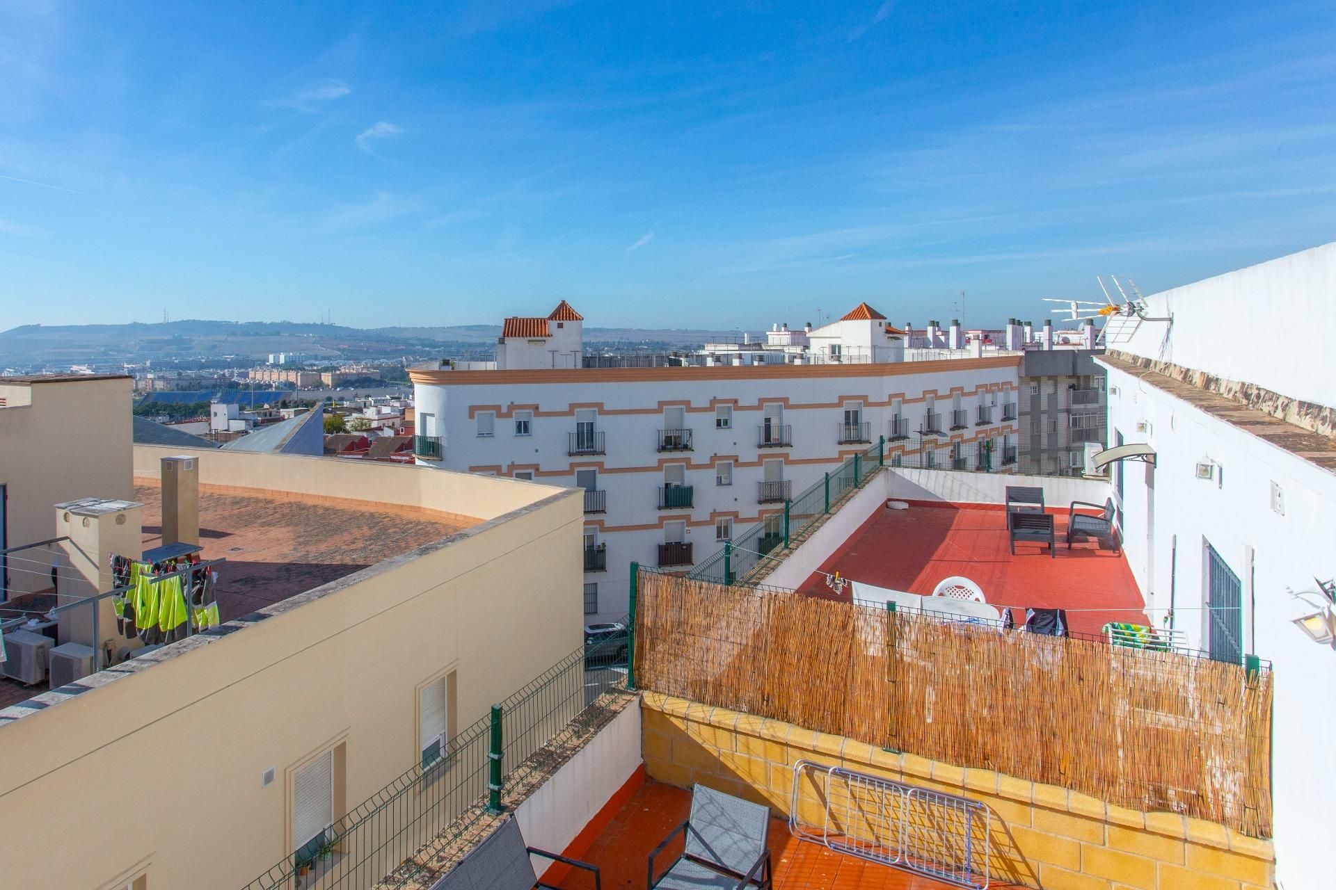 Vista exterior de Casa o xalet en venda en Jerez de la Frontera amb Aire condicionat, Terrassa i Balcó