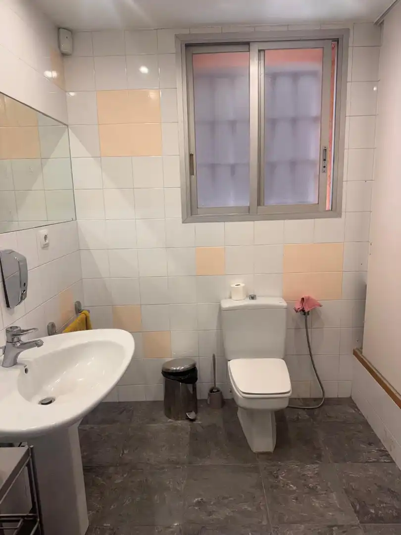 Baño de Local de alquiler en Badalona con Aire acondicionado y Calefacción