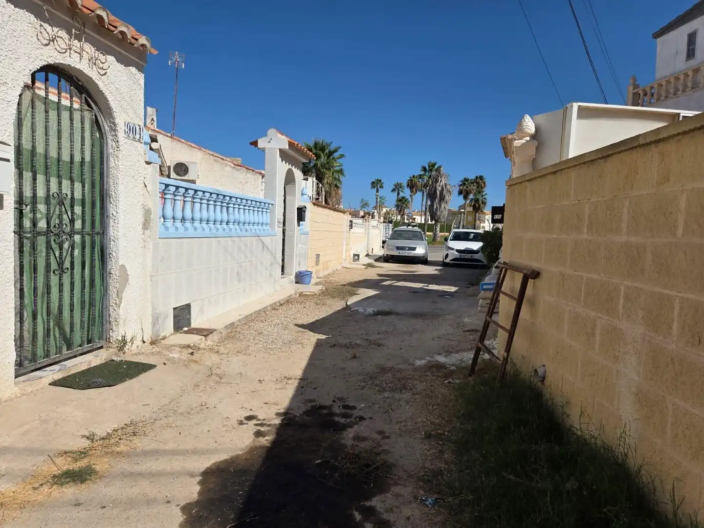 Vista exterior de Casa o xalet en venda en Torrevieja amb Jardí privat i Terrassa