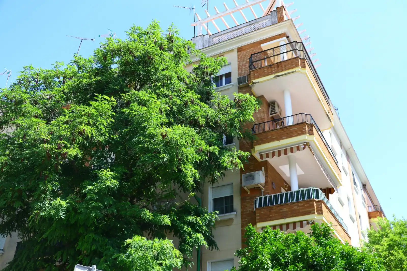 Vista exterior de Piso en venta en Sevilla con Terraza y Balcón