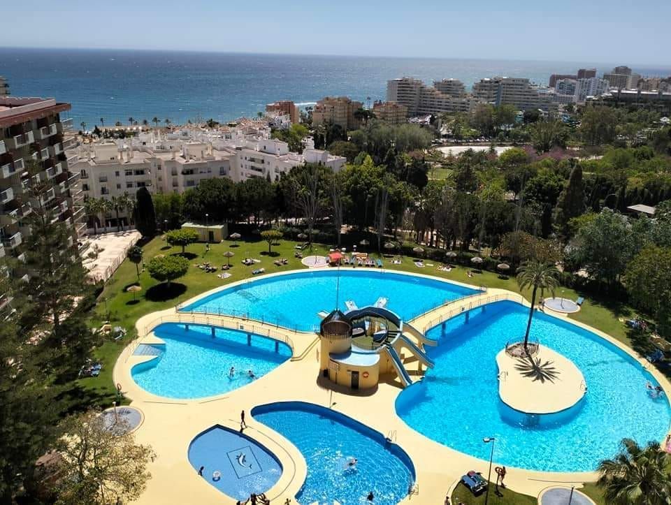 Swimming pool of Study to rent in Benalmádena  with Air Conditioner, Furnished and Community pool