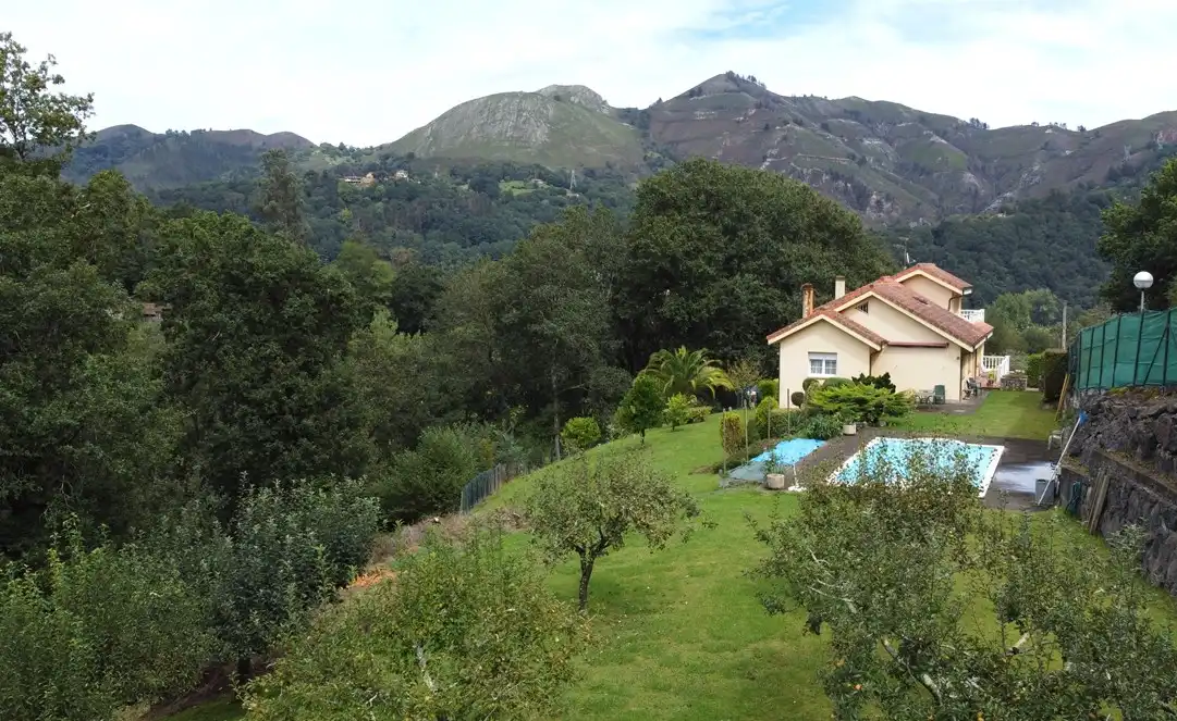 Jardín de Casa o chalet en venta en Parres con Piscina y Amueblado