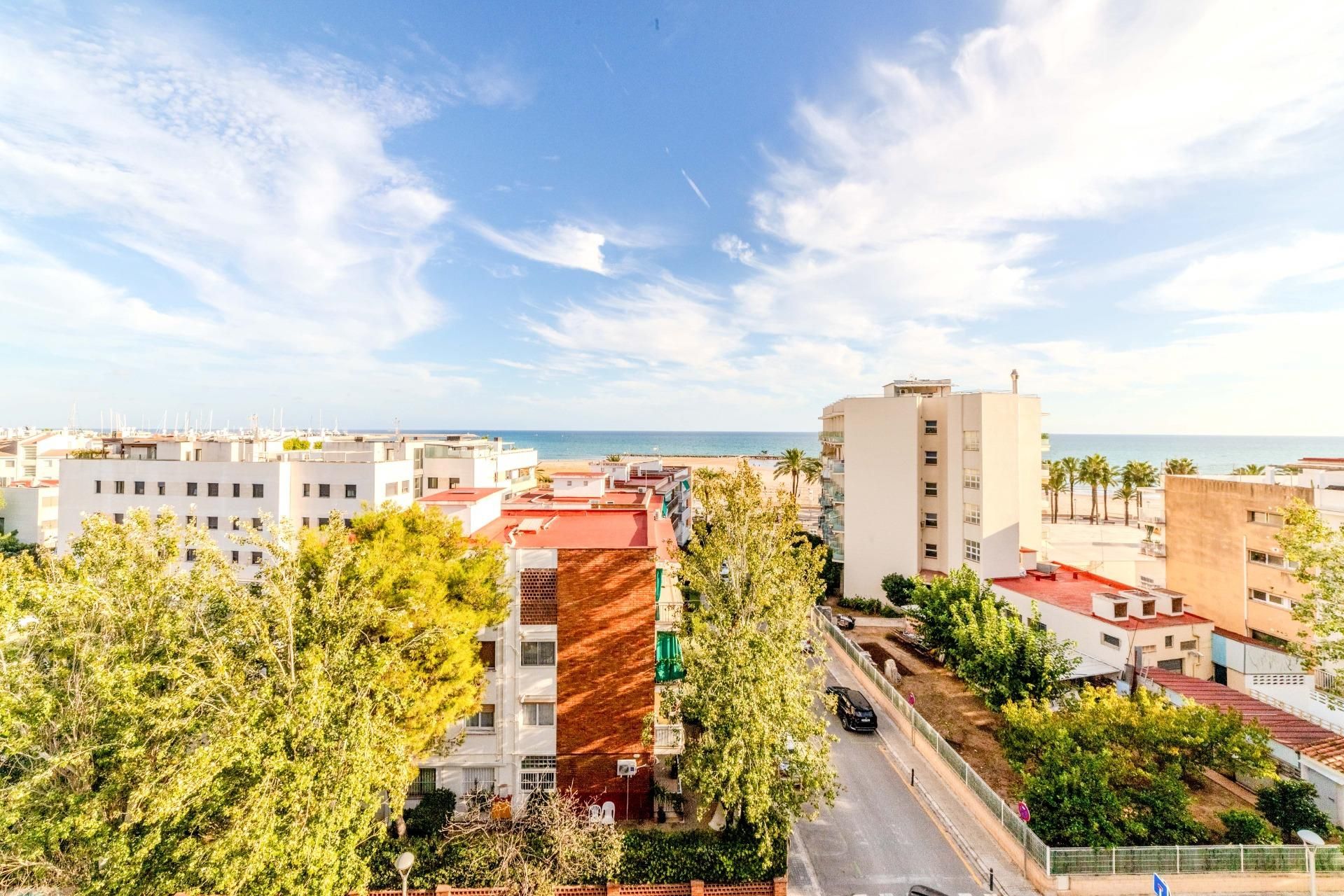 Vista exterior de Pis en venda en Vilanova i la Geltrú amb Jardí privat, Terrassa i Jacuzzi