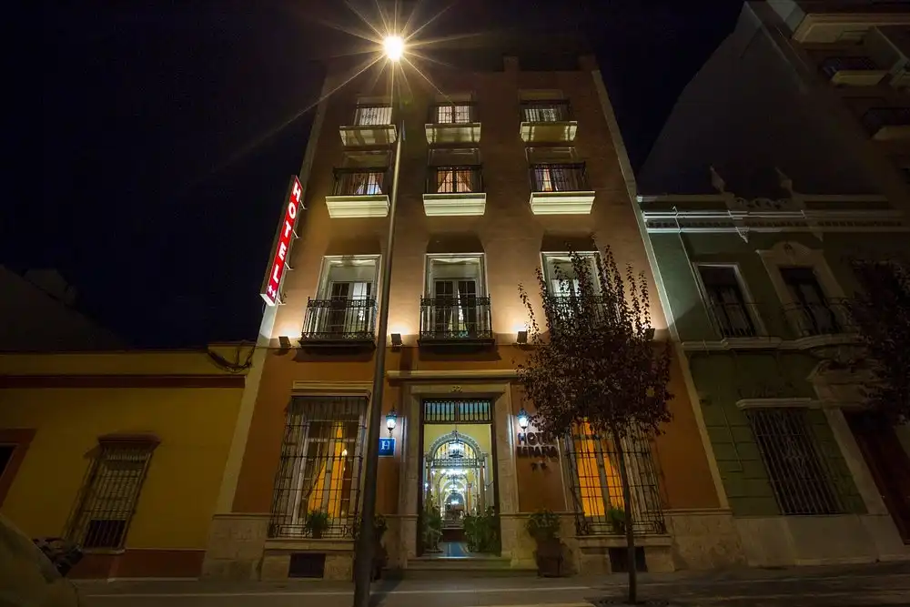 Vista exterior de Edificio en venta en Almendralejo con Alarma
