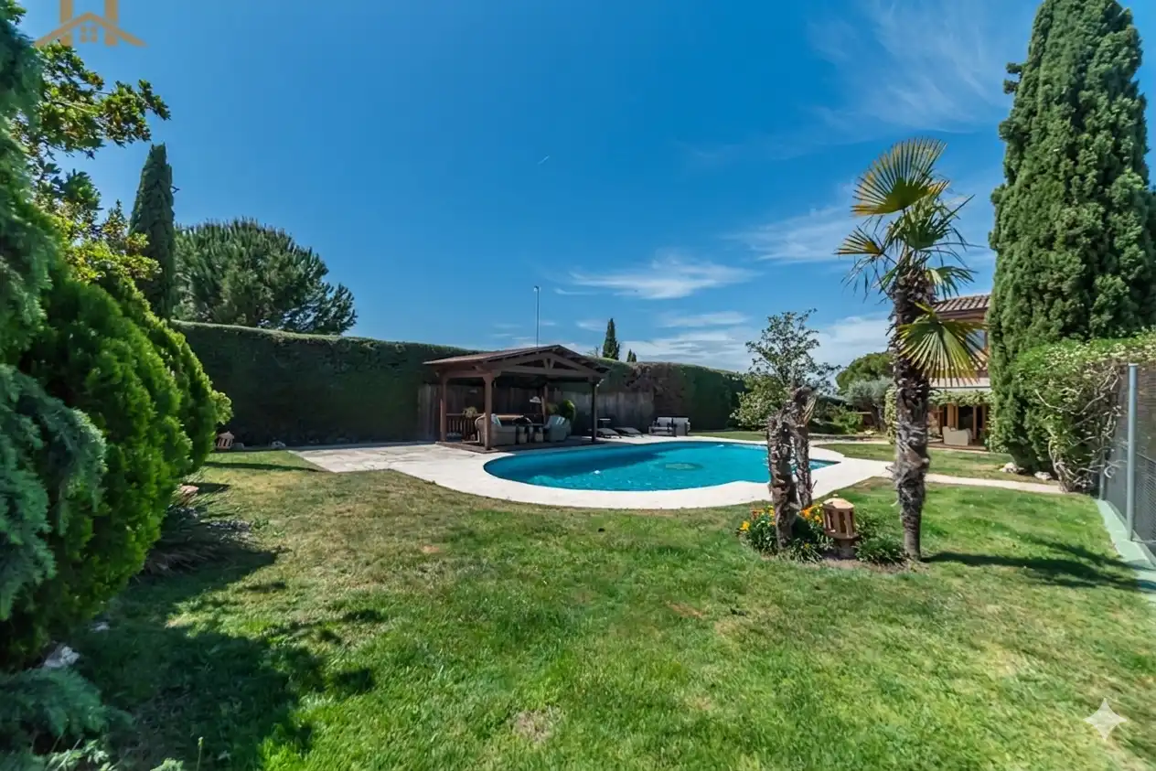 Piscina de Casa o xalet en venda en Boadilla del Monte amb Calefacció, Jardí privat i Parquet