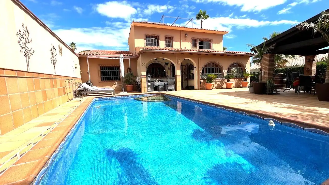 Xalet amb piscina en venda a Coloma, imagen 2
