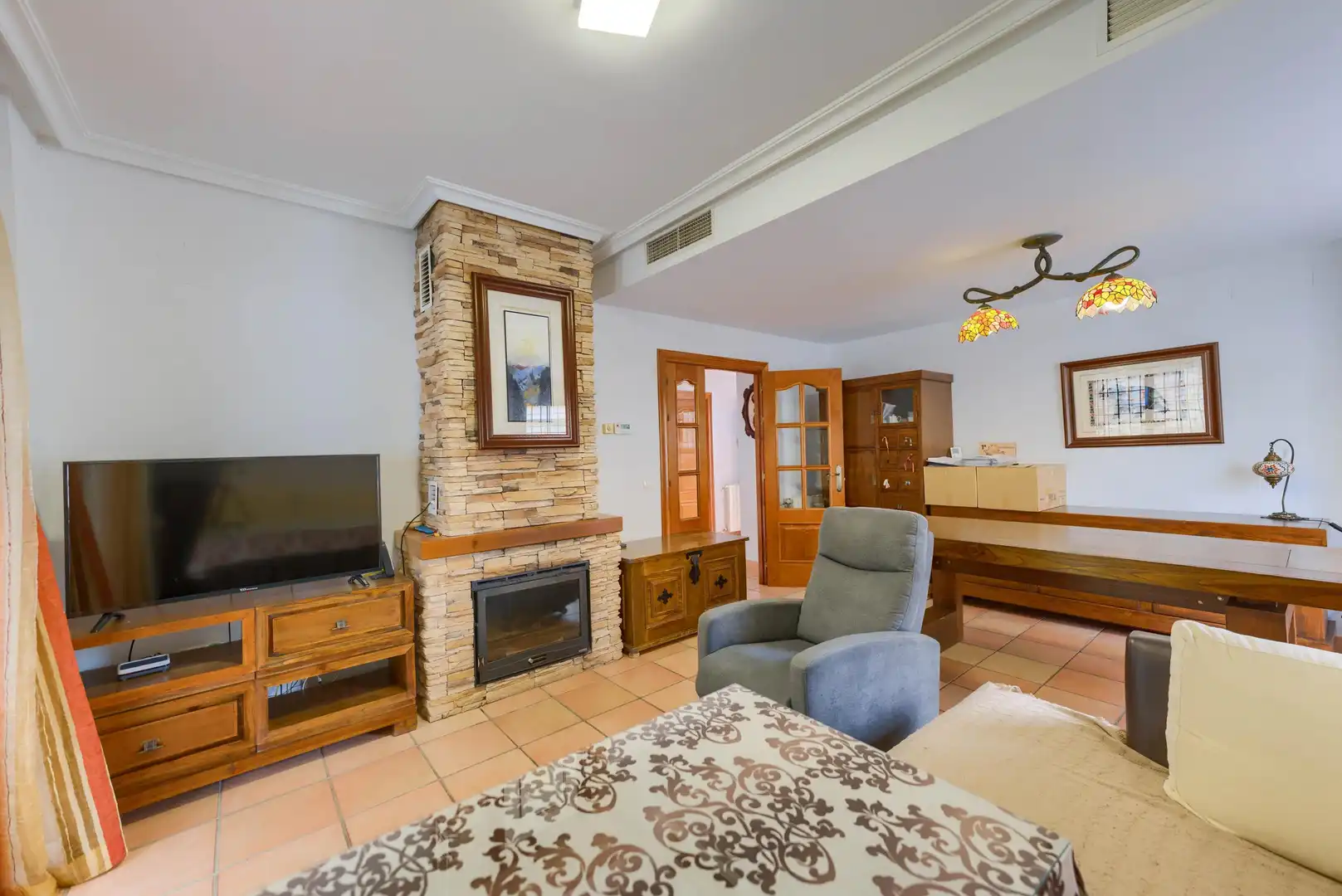 Sala d'estar de Casa adosada en venda en Espartinas amb Jardí privat, Terrassa i Piscina comunitària