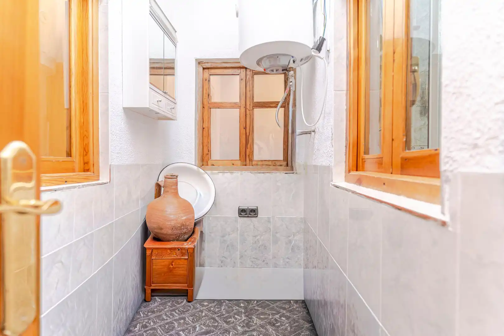 Badezimmer von Haus oder Chalet zum Verkauf in Murtas mit Abstellraum, Ofen und Waschmaschine