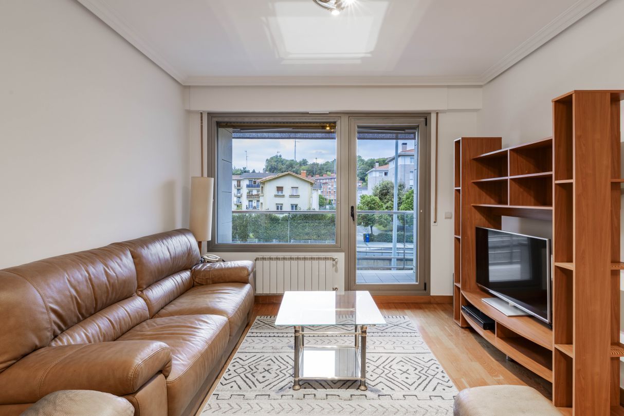 Sala d'estar de Pis en venda en Donostia - San Sebastián  amb Terrassa i Balcó