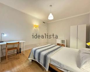 Bedroom of Flat to share in  Barcelona Capital  with Air Conditioner, Heating and Storage room