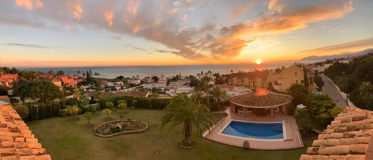 Vista exterior de Casa o xalet de lloguer en Marbella amb Aire condicionat, Jardí privat i Terrassa