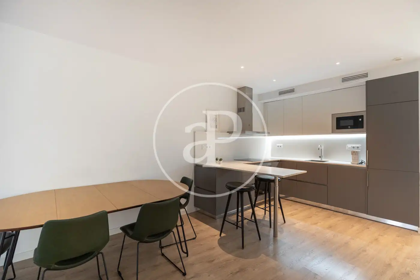 Cuina de Pis de lloguer en Barcelona amb Aire condicionat, Calefacció i Terrassa
