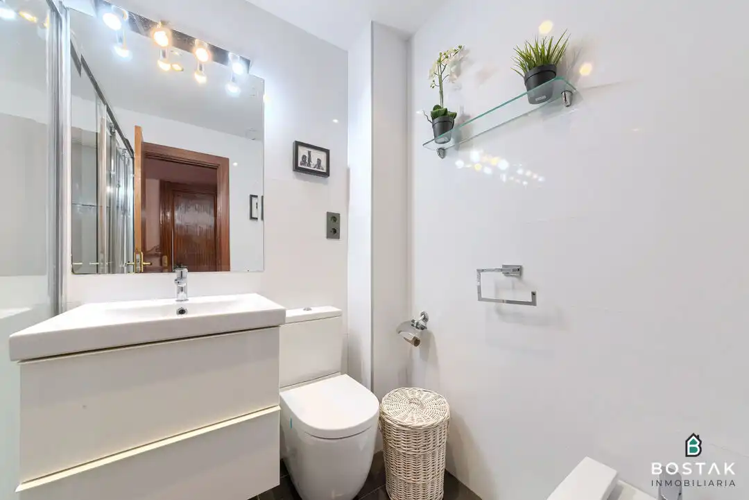 Badezimmer von Wohnung zum Verkauf in Bilbao  mit Heizung, Terrasse und Möbliert