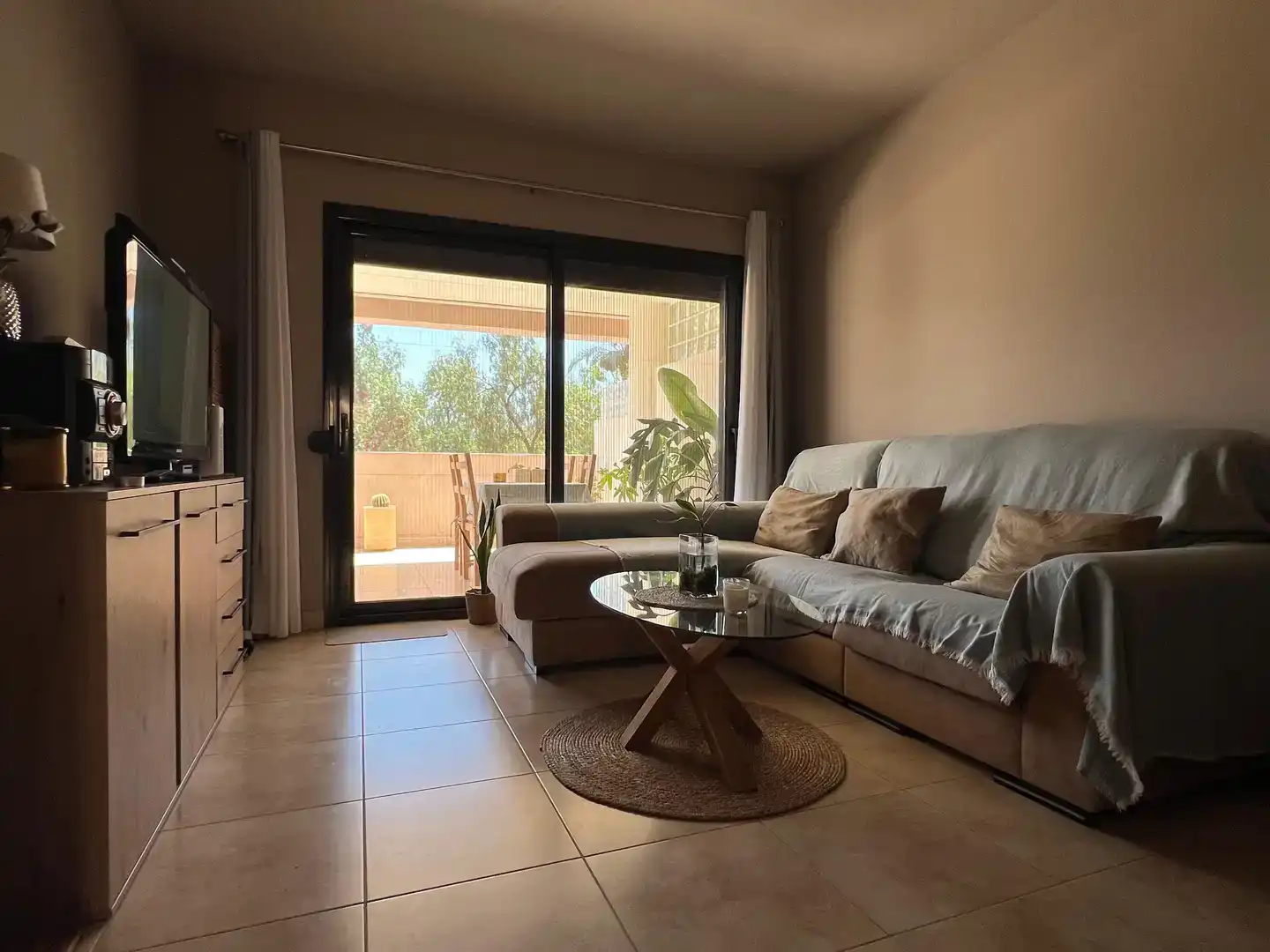 Sala d'estar de Apartament de lloguer en Vera amb Aire condicionat, Jardí privat i Piscina