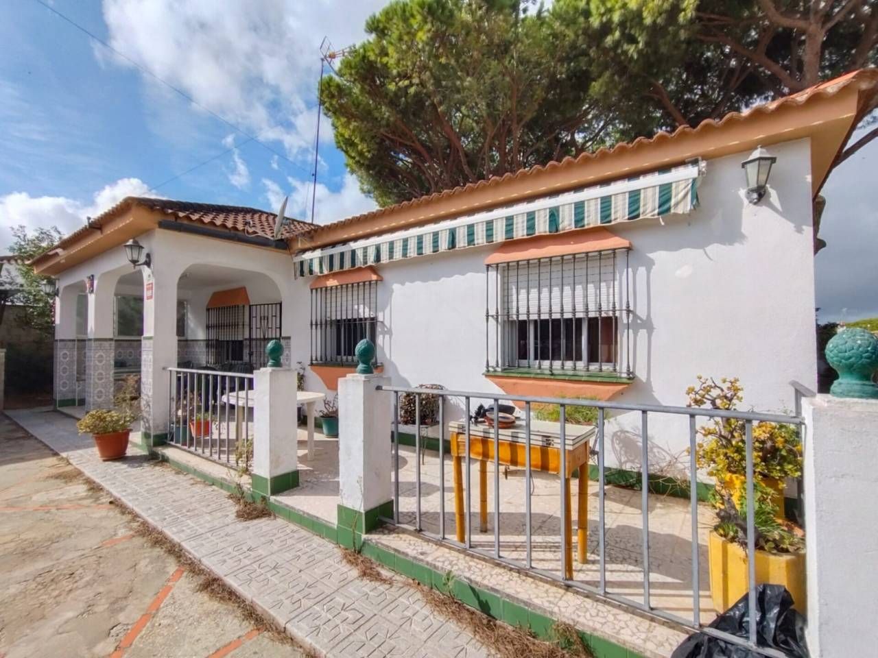 Exterior view of House or chalet for sale in Chiclana de la Frontera  with Swimming Pool