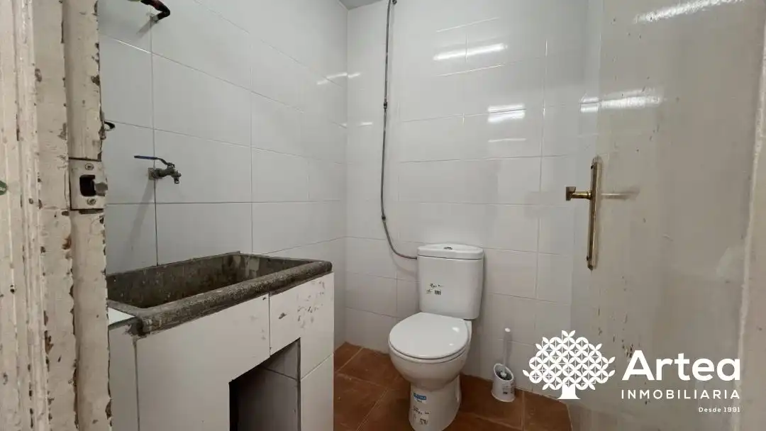 Bathroom of Commercial properties for rent in Bilbao 