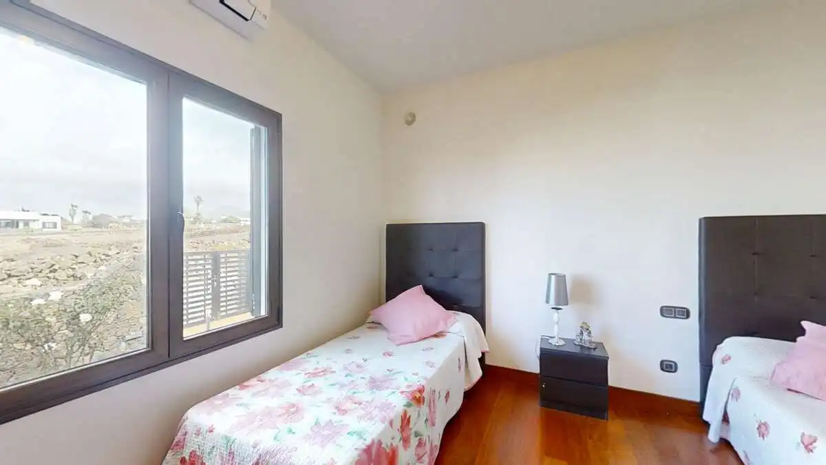 Dormitori de Casa o xalet en venda en Yaiza amb Aire condicionat, Jardí privat i Traster