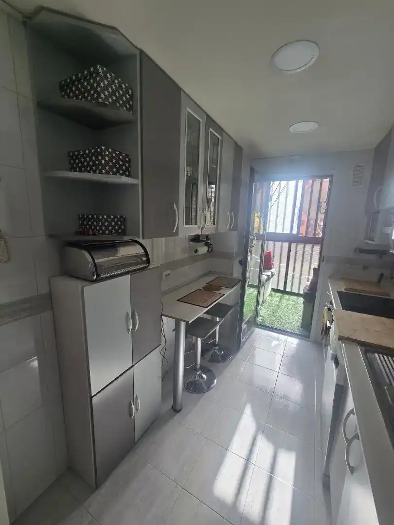 Cocina de Piso para compartir en Madrid con Parquet, Piscina y Amueblado
