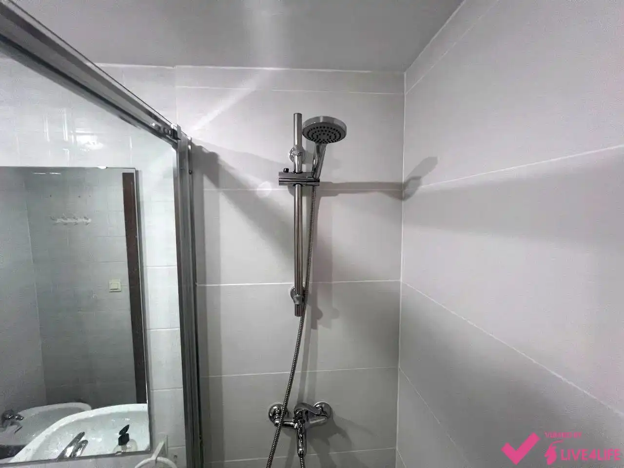 Bathroom of Flat for share in Valencia  with Air Conditioner and Furnished