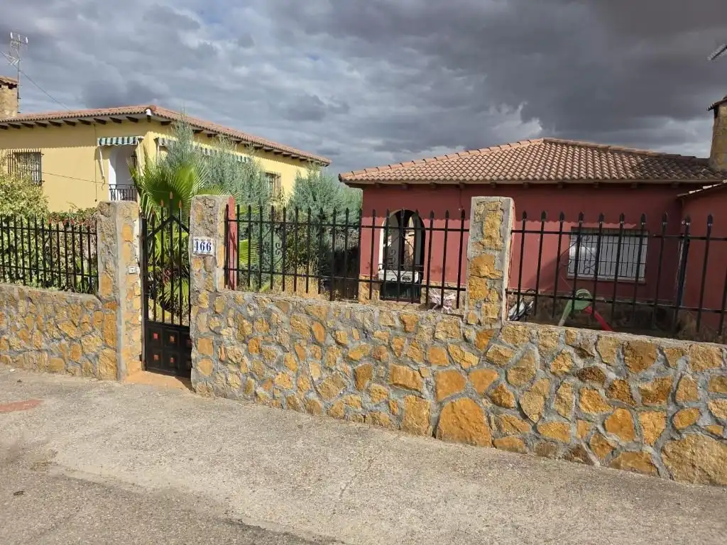 Vista exterior de Casa o chalet en venta en Escalona con Calefacción, Trastero y Piscina
