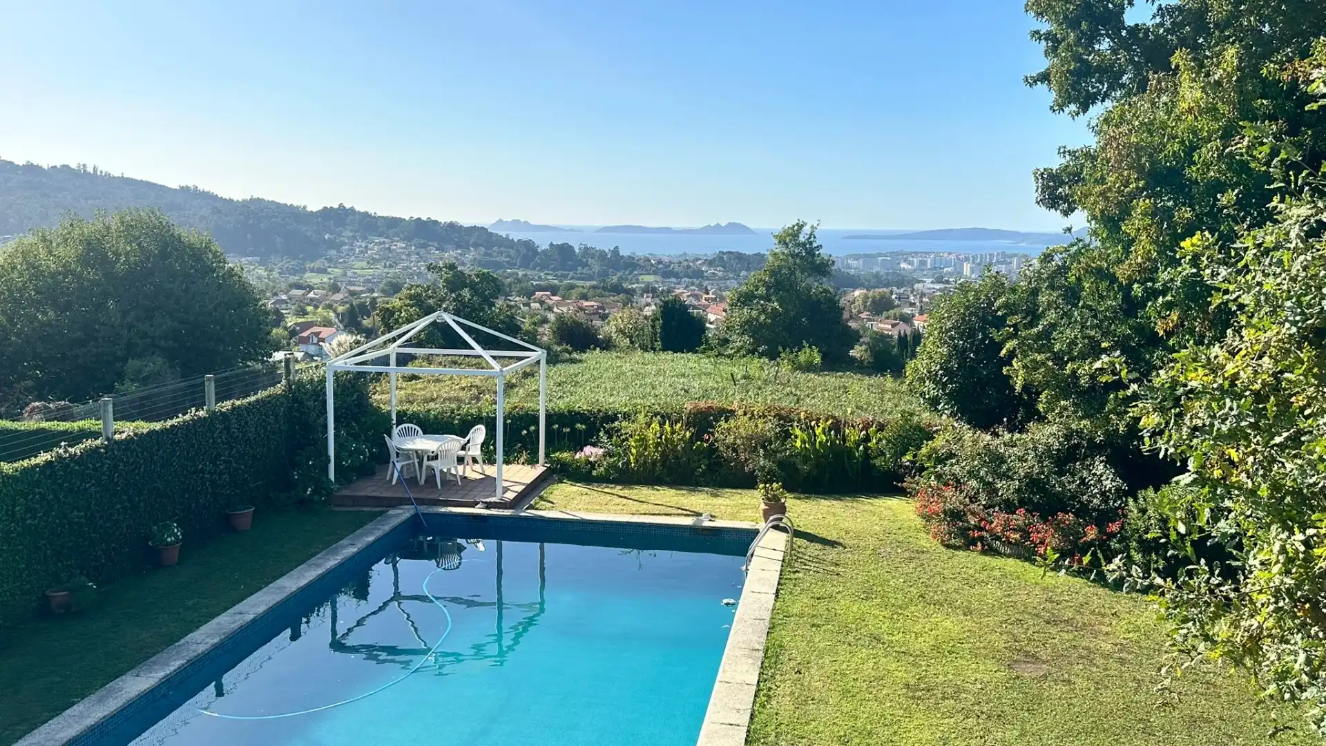 Piscina de Casa o chalet en venta en Vigo  con Calefacción, Jardín privado y Parquet