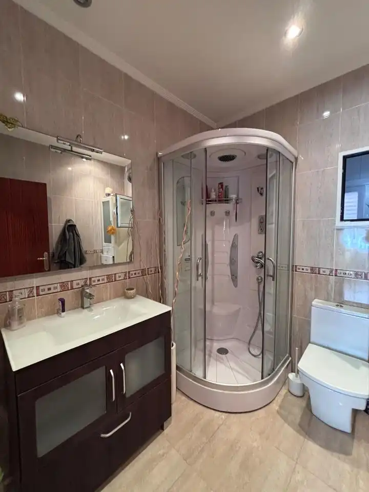 Badezimmer von Erdgeschoss zur Miete in Gijón  mit Heizung und Möbliert