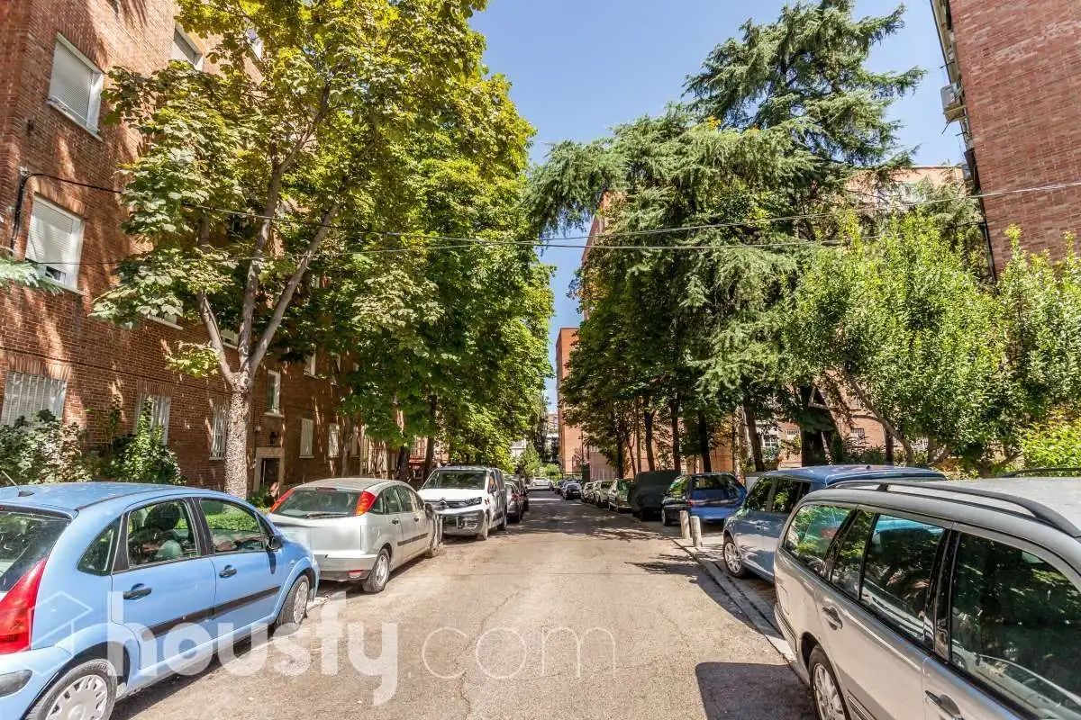 Vista exterior de Piso en venta en Madrid con Calefacción