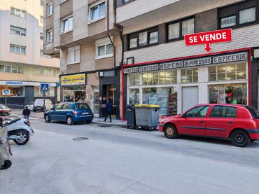 Local comercial en venta en Avenida Peruleiro 32