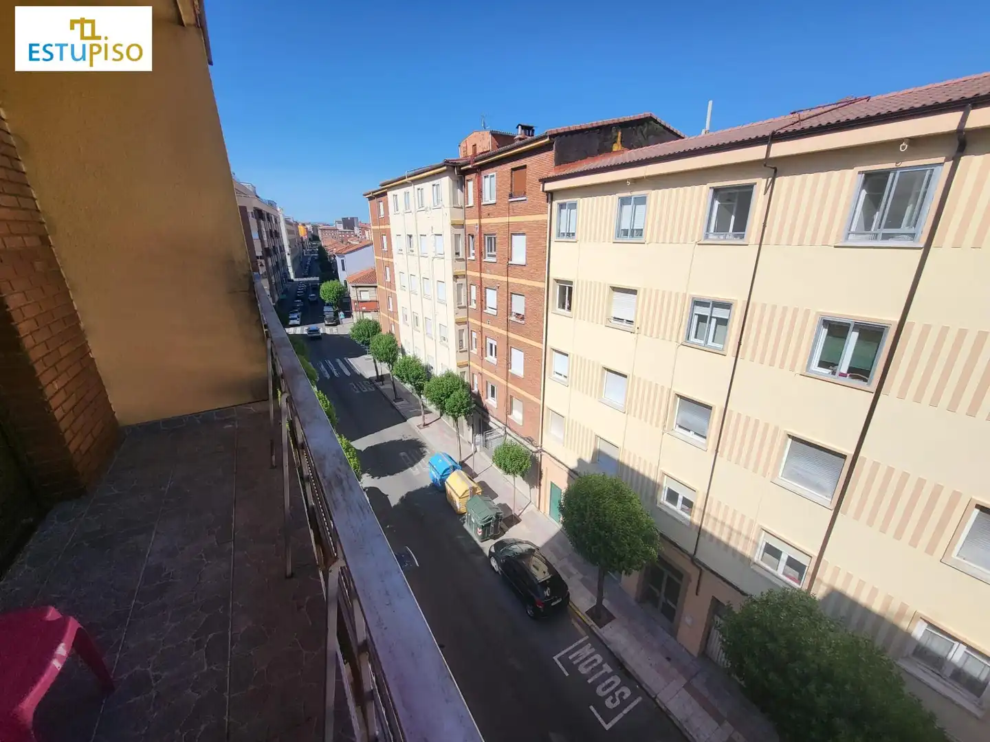 Vista exterior de Pis en venda en León Capital  amb Calefacció, Terrassa i Moblat