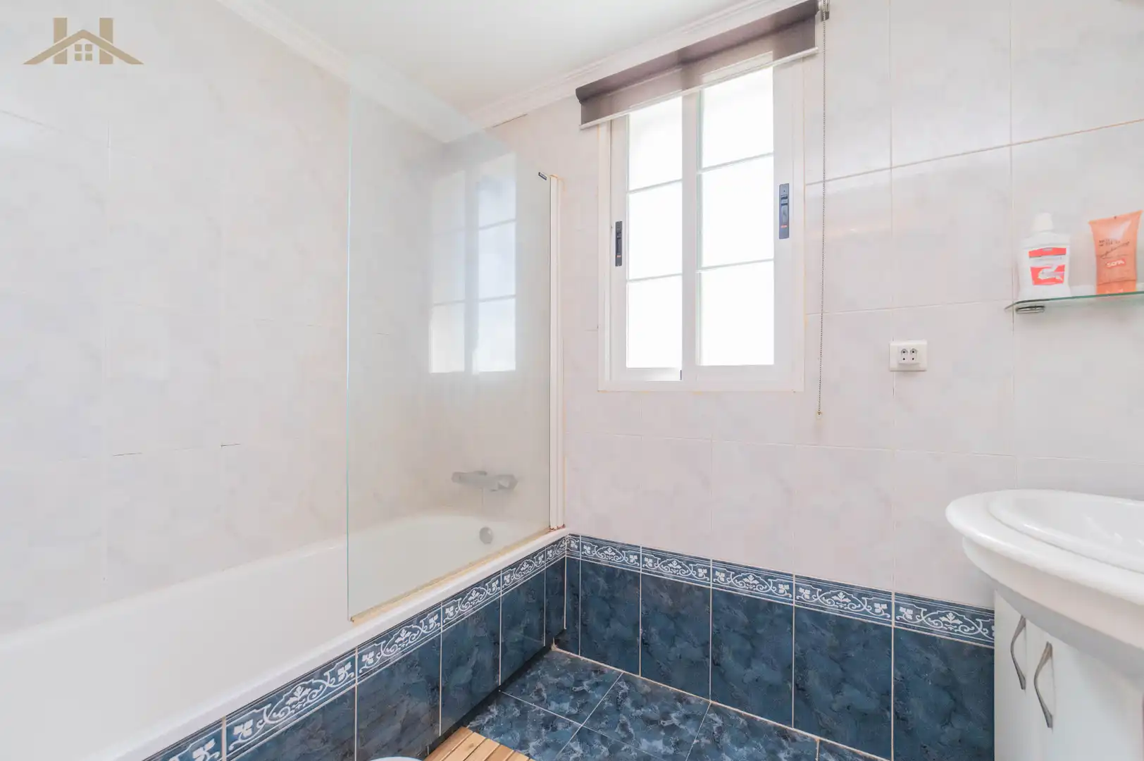 Bathroom of Detached homes for sale in Arroyomolinos (Madrid)  with Air Conditioner, Heating and Private garden