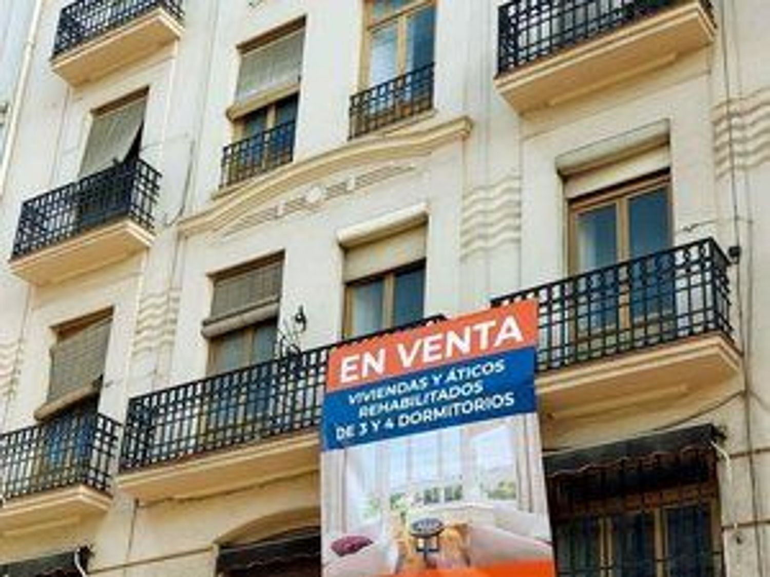 Exterior view of Flat for sale in  Valencia Capital  with Air Conditioner, Heating and Oven
