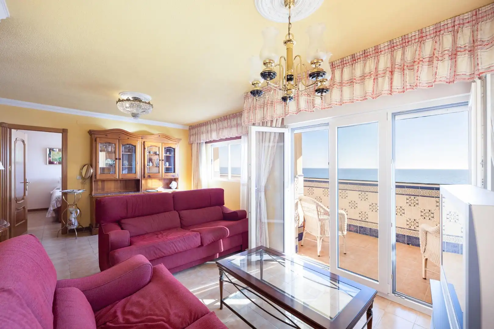 Sala de estar de Piso en venta en Almuñécar con Calefacción, Terraza y Balcón
