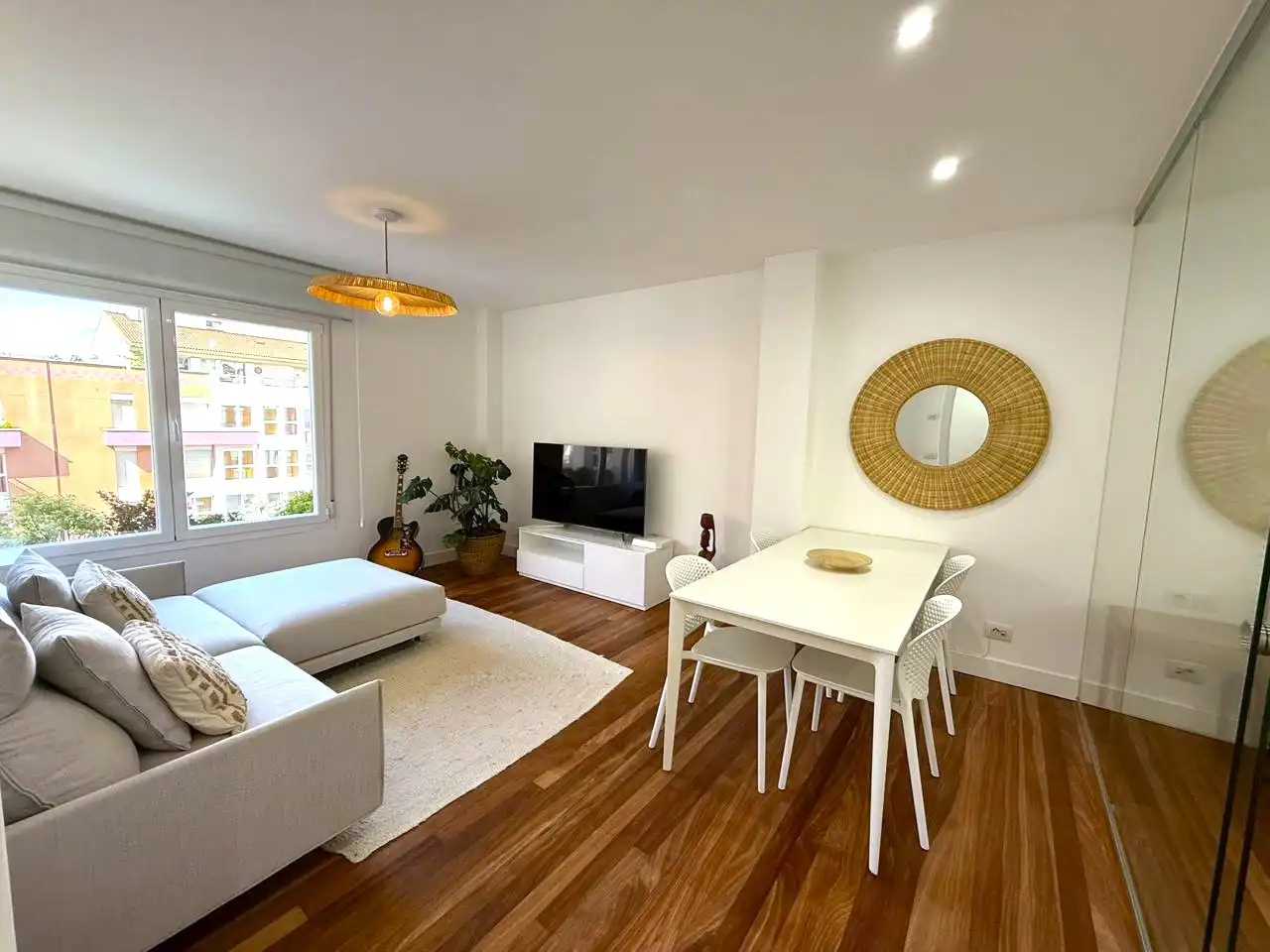 Sala d'estar de Pis en venda en Castro-Urdiales amb Calefacció, Parquet i Internet