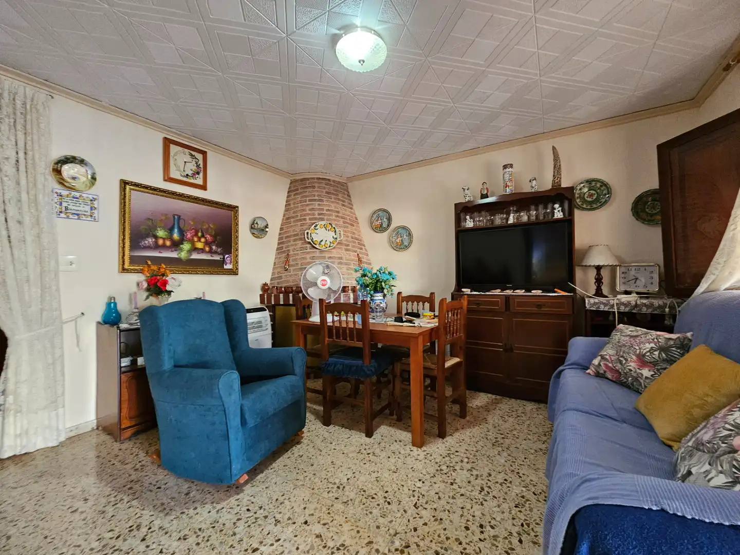 Sala d'estar de Casa o xalet en venda en Oliva amb Jardí privat, Piscina i Moblat