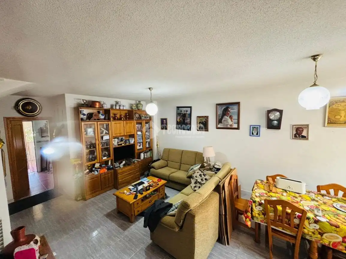 Sala de estar de Casa adosada en venta en Escalona con Aire acondicionado, Calefacción y Amueblado