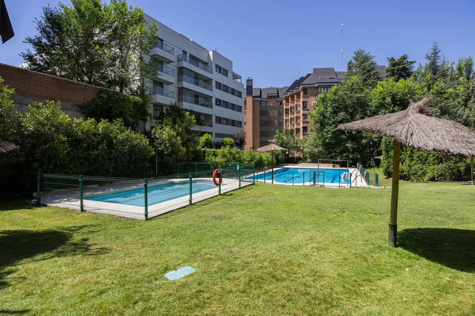 Piscina de Piso en venta en Madrid con Aire acondicionado, Calefacción y Jardín privado