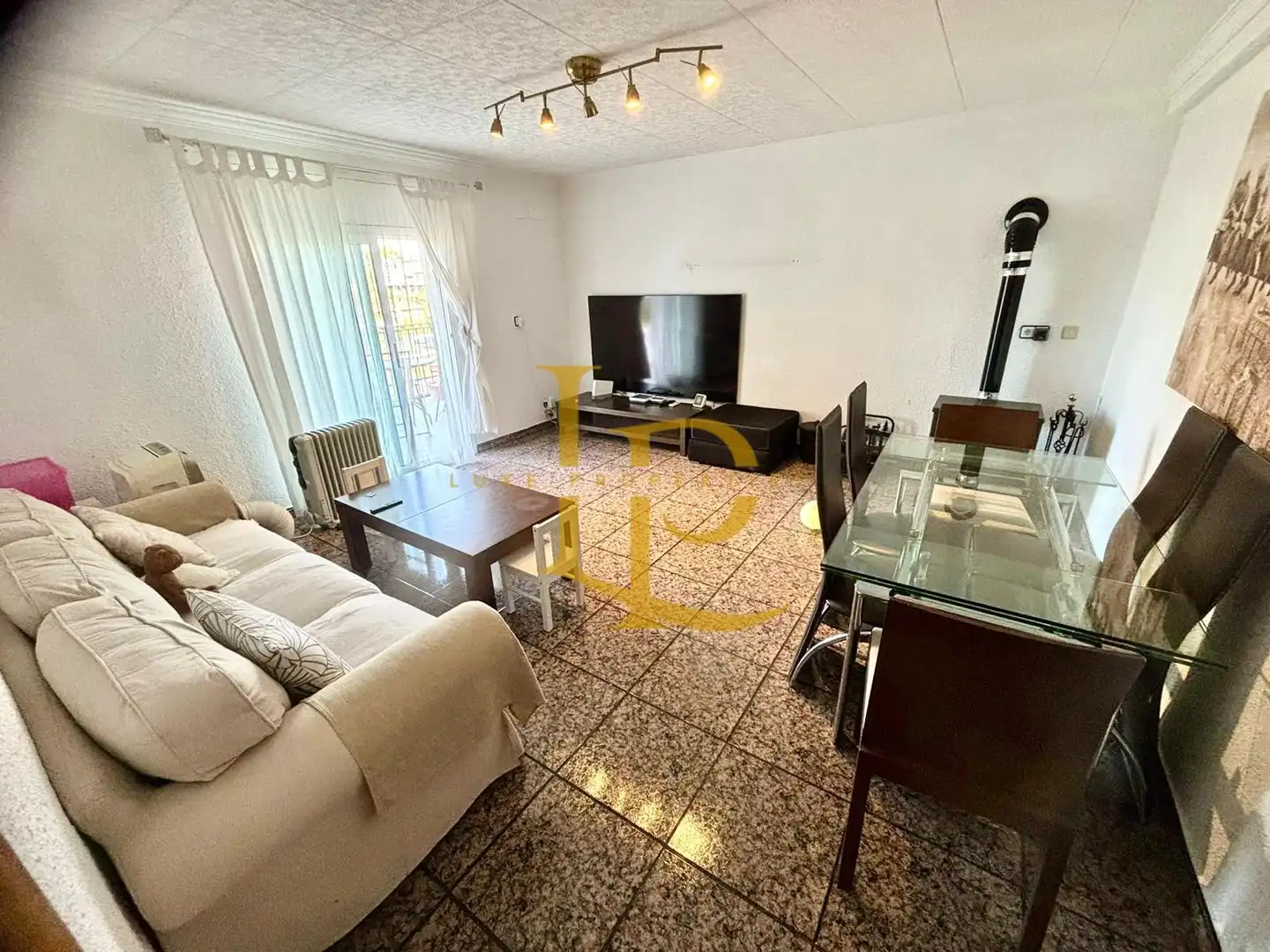 Sala d'estar de Casa o xalet en venda en Rubí amb Jardí privat, Terrassa i Traster